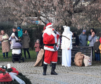 Mikuláš dňa 04. 12. 2022 pre obecným úradom v Hrachove