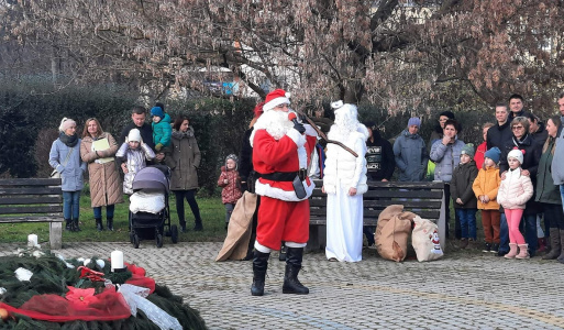 Mikuláš dňa 04. 12. 2022 pre obecným úradom v Hrachove 