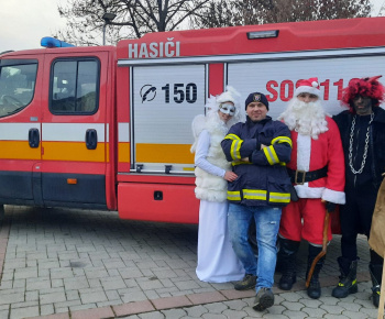 Mikuláš dňa 04. 12. 2022 pre obecným úradom v Hrachove