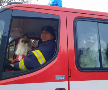 Mikuláš dňa 04. 12. 2022 pre obecným úradom v Hrachove