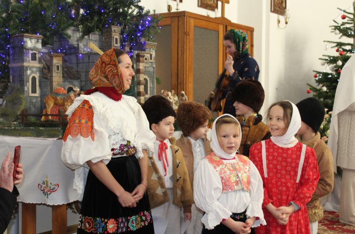 Koledníci v Rímskokatolíckom kostole v Hrachove dňa 25. 12. 2022 (prvý sviatok vianočný)