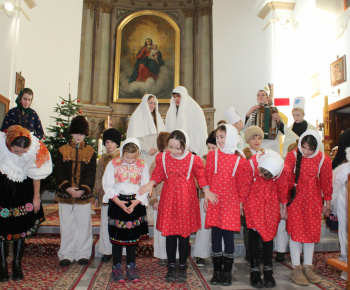 Koledníci v Rímskokatolíckom kostole v Hrachove dňa 25. 12. 2022 (prvý sviatok vianočný)