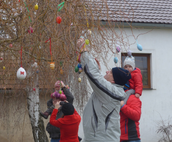 Zdobenie veľkonočného stromu 25. 3. 2018