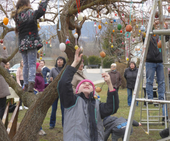 Zdobenie veľkonočného stromu 25. 3. 2018