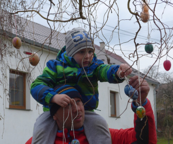 Zdobenie veľkonočného stromu 25. 3. 2018