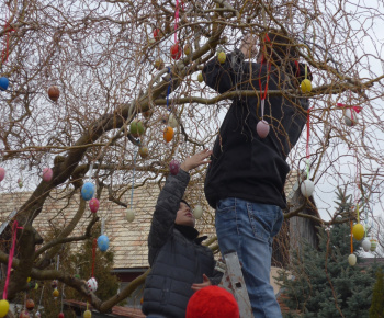 Zdobenie veľkonočného stromu 25. 3. 2018