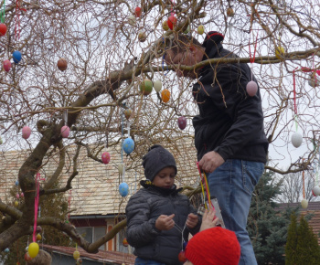 Zdobenie veľkonočného stromu 25. 3. 2018