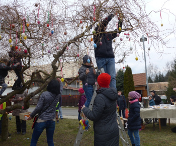 Zdobenie veľkonočného stromu 25. 3. 2018