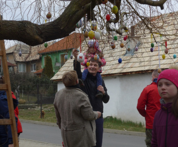 Zdobenie veľkonočného stromu 25. 3. 2018