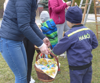 Zdobenie veľkonočného stromu 25. 3. 2018
