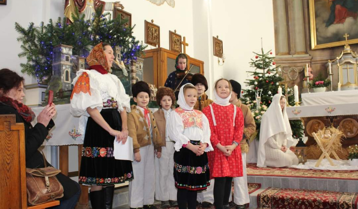 Koledníci v Rímskokatolíckom kostole v Hrachove dňa 25. 12. 2022 (prvý sviatok vianočný)